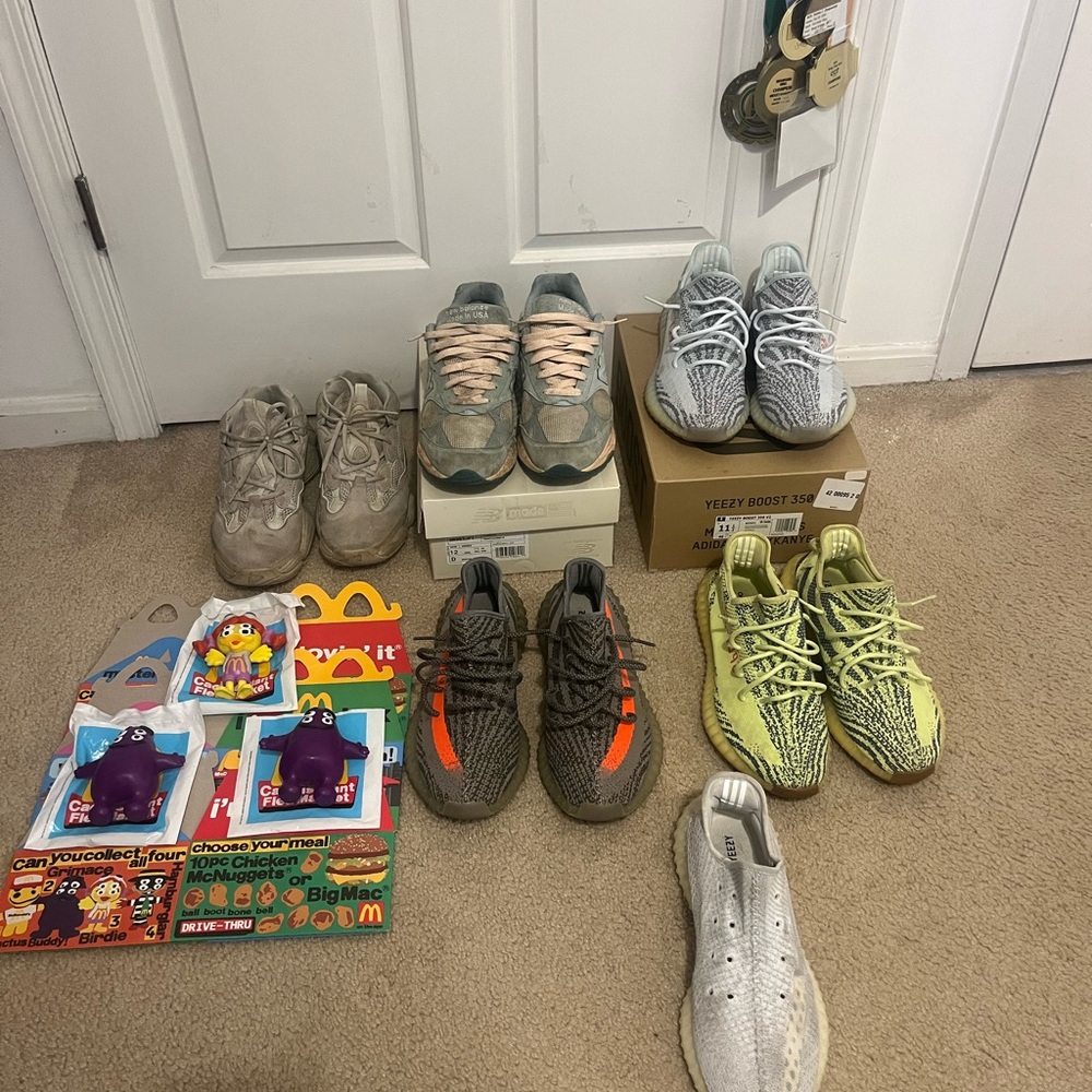 YEEZY SIZE 11.5-13 MENS DON’T BUY NOT $100
